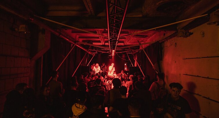 Alternatyviosios muzikos apžvalga: „Dargana“ ant stogo bei festivalis „Dinamitas“