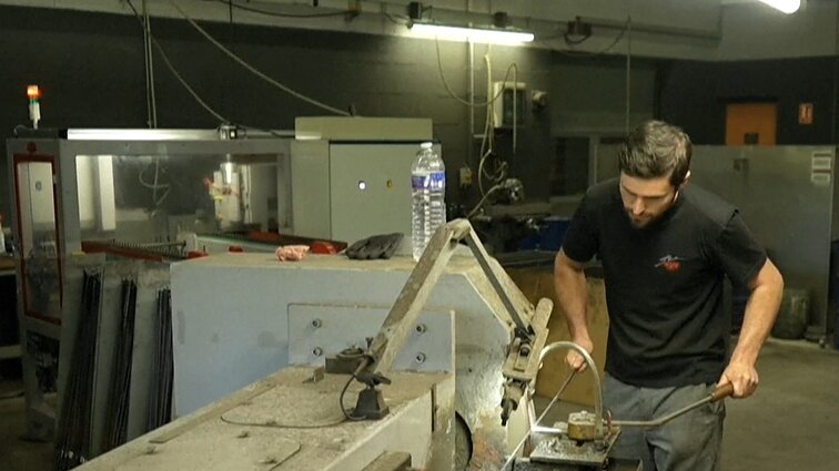 Olimpinės žaidynės – darbymetis ir kalviams: ruošia ašmenis fechtavimosi varžyboms