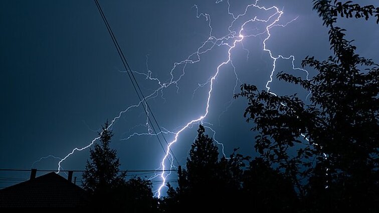 Niekada negali žinoti, kur trinktelės: priminė, kada nuo žaibo slėptis būtina