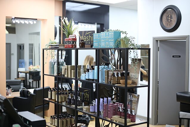 Grožio salonas lietuviškame prekybos centre „Lituanica“ Londono Bektono rajone, Jungtinėje Karalystėje Grožio salonas lietuviškame prekybos centre „Lituanica“ Londono Bektono rajone, Jungtinėje Karalystėje