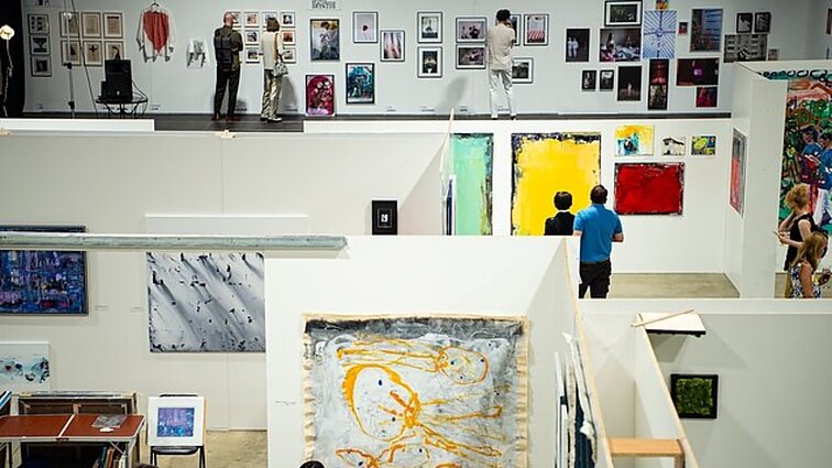 Kūrybos kupinas savaitgalis: Vilniuje šurmuliuoja meno mugė „Art Compensa“