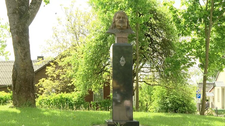 Traukdama turistus, Merkinė prisistatys kaip karališkas miestas, partizanų kovos vietovė
