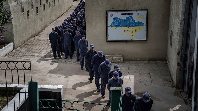 „Visi turi ginti savo šalį“: Ukrainoje į kariuomenę pradedami išleisti kaliniai