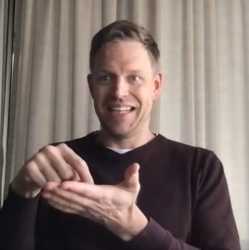 Laidos stop kadras, Repo gestų kalba atlikėjas Signmark / Anthony Arroseres 