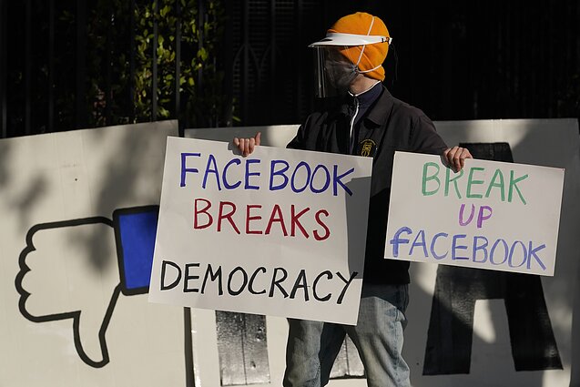 Protestas prieš „Facebook“ platinamą dezinformaciją