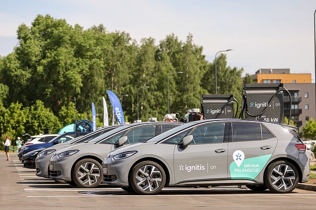 Palangoje atidarytas didžiausias Vakarų Lietuvoje elektromobilių įkrovimo parkas