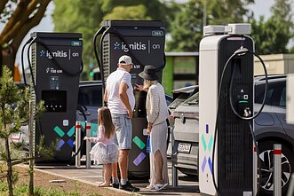 Palangoje atidarytas didžiausias Vakarų Lietuvoje elektromobilių įkrovimo parkas