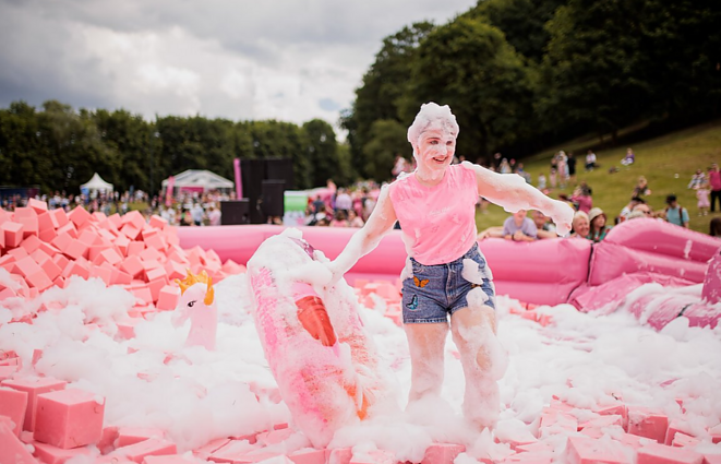 Pirmąją vasaros dieną sostinė nusidažė rožine – antrą kartą vyksta šaltibarščių festivalis