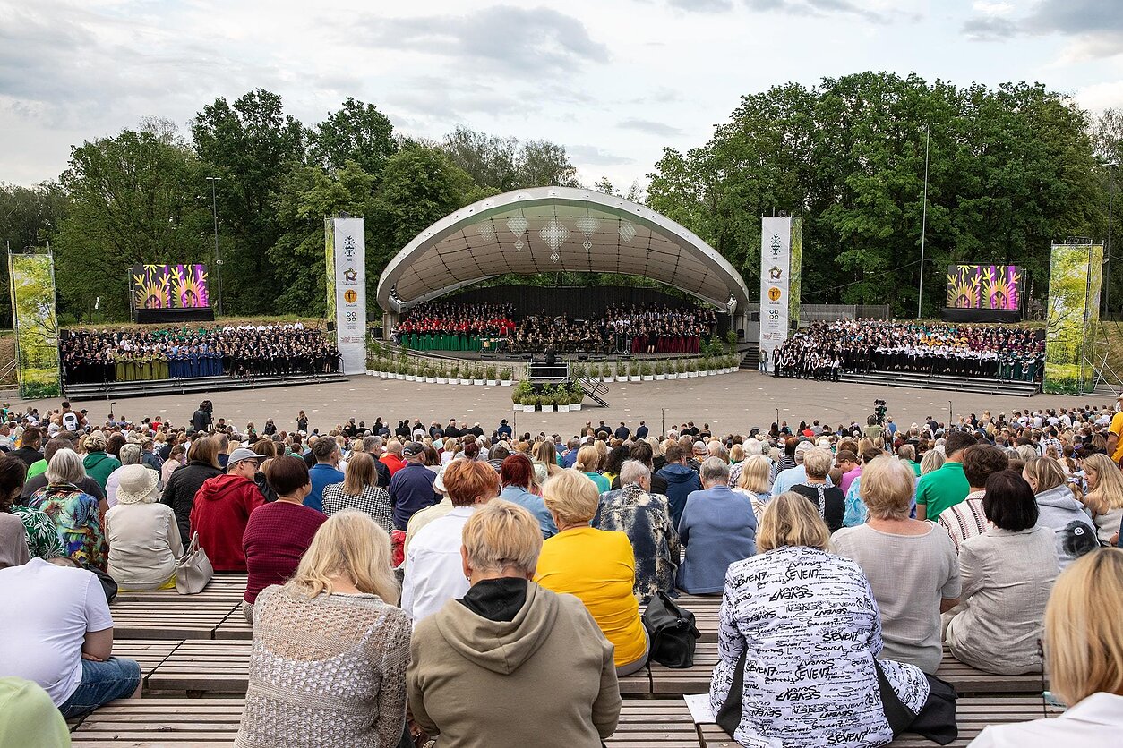 Regioninė dainų šventė „Teka saulelė“ subūrė pustrečio tūkstančio dalyvių