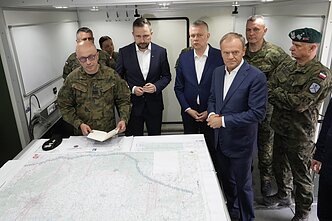 Donald Tusk podczas wizyty w strefie przygranicznej Donald Tusk podczas wizyty w strefie przygranicznej