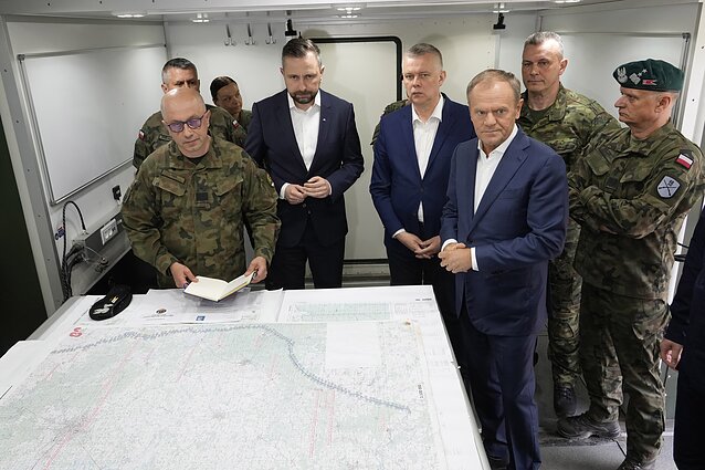 Donald Tusk podczas wizyty w strefie przygranicznej Donald Tusk podczas wizyty w strefie przygranicznej