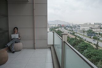 Irako Kurdistano regione vyraujant stabilumui, smurto protrūkiai vis dar gali pakirsti saugumo jausmą. 2024 m. pradžioje Iranas paleido balistines raketas į žymaus vietos verslininko Peshraw Dizayee namus. Jis buvo nužudytas kartu su šeimos nariais, įskaitant sūnų, kuris aktyviai dalyvavo šalies startuolių inkubatorių ir skaitmeninio sektoriaus veikloje. Teheranas teigė sunaikinęs Izraelio žvalgybos tinklą, tai kurdų pareigūnai kategoriškai paneigė. Irako Kurdistano regione vyraujant stabilumui, smurto protrūkiai vis dar gali pakirsti saugumo jausmą. 2024 m. pradžioje Iranas paleido balistines raketas į žymaus vietos verslininko Peshraw Dizayee namus. Jis buvo nužudytas kartu su šeimos nariais, įskaitant sūnų, kuris aktyviai dalyvavo šalies startuolių inkubatorių ir skaitmeninio sektoriaus veikloje. Teheranas teigė sunaikinęs Izraelio žvalgybos tinklą, tai kurdų pareigūnai kategoriškai paneigė.