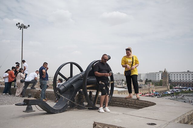 Žmonės fotografuojasi Arbilio citadelėje. Tai yra viena iš ilgiausiai, daugiau nei 6 000 metų, nuolat apgyvendintų vietų žemėje. Žmonės fotografuojasi Arbilio citadelėje. Tai yra viena iš ilgiausiai, daugiau nei 6 000 metų, nuolat apgyvendintų vietų žemėje.