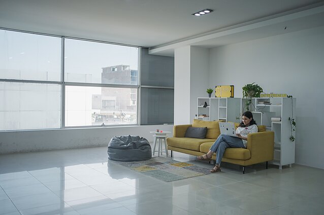 „Five One Labs“ biuras. „Tarptautiniai investuotojai nepasitiki Iraku, o vietos įmonės nepasitiki vietiniais [IT] produktais, – sakė Zana Ahmedas, vietos rinkodaros ir ryšių su visuomene startuolio „Enlightors“ įkūrėjas. – Aš pasakiau [politikams]: „Žinau, kad jūs mėgstate statybas ir naftą, bet [skaitmeninis sektorius] iš tikrųjų yra ateitis.“