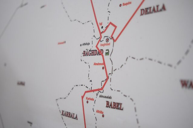 Žemėlapis, rodantis bendrovės „iQ Group“ tinklo maršrutą, kuriuo perduodami duomenys tarp Azijos ir Europos. Jis nutiestas greta Irako naftotiekio. 2014–2017 m. ISIS naudojosi šia trasa, kasdami įtvirtinimus ir tranšėjas. Žemėlapis, rodantis bendrovės „iQ Group“ tinklo maršrutą, kuriuo perduodami duomenys tarp Azijos ir Europos. Jis nutiestas greta Irako naftotiekio. 2014–2017 m. ISIS naudojosi šia trasa, kasdami įtvirtinimus ir tranšėjas.
