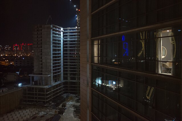 Vaizdas iš prabangaus Arbilio viešbučio. Nepaisant matomų pokyčių ir pažangos ženklų, kai kurie irakiečiai baiminasi, kad nepažabotas statybų bumas pagilins šalyje ir taip tvyrančią nelygybę bei korupciją. Vaizdas iš prabangaus Arbilio viešbučio. Nepaisant matomų pokyčių ir pažangos ženklų, kai kurie irakiečiai baiminasi, kad nepažabotas statybų bumas pagilins šalyje ir taip tvyrančią nelygybę bei korupciją.