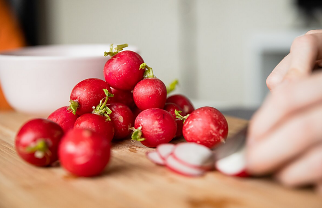 Išnaudokite viską: ridikėlių lapų panaudojimas salotoms ir pesto padažui