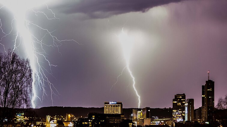 Ugnies kamuoliai, pavojus lėktuve ir ar trenkia dukart ten pat: apie žaibus su mokslininku