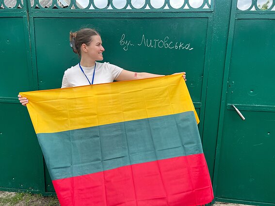 Derhačų miestas, Charkivo regionas, kuriame „Blue / Yellow“ atsidėkodama miesto savivaldybė vieną iš gatvių pervadino Lietuvos vardu.