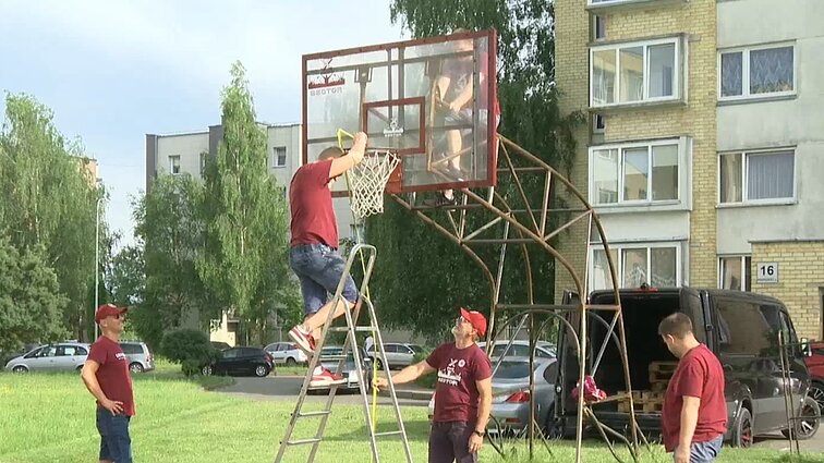 „Lietkabelio“ fanai raitojasi rankoves – ėmėsi atnaujinti senas krepšinio aikšteles