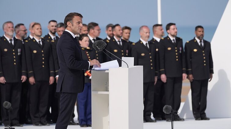 Macronas toliau lieka garsiausiu balsu, svarstančiu siųsti karo instruktorius į Ukrainą
