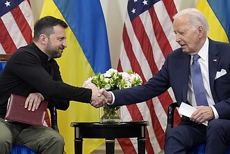Volodymyro Zelenskio ir Joe Bideno susitikimas Paryžiuje Volodymyro Zelenskio ir Joe Bideno susitikimas Paryžiuje