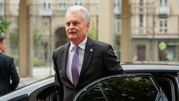 „Turbūt galvoja, kad tai bus rožėmis klotas kelias“: įvertino Nausėdos politinę ateitį