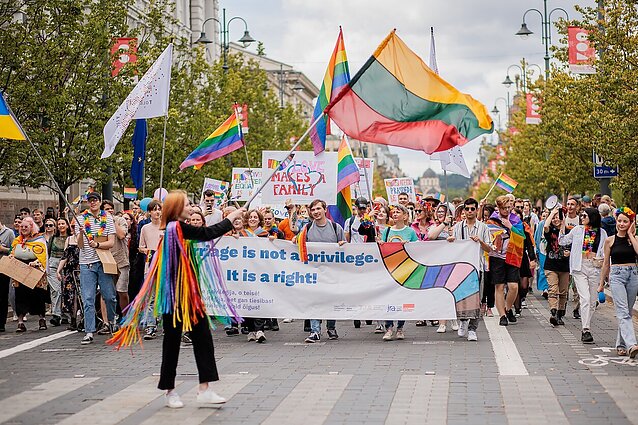 „Pride“ eitynių spalvos nusidriekia Gedimino prospektu