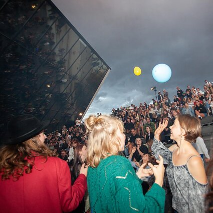 Modernus radijo formatas su Monikaze, „Kanalizacija“ ir „Frizz“