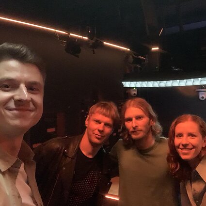 Su grupe kurianti Alina Orlova džiaugiasi išlipimu iš hermetiško pasaulio