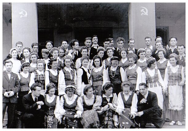 Tremtis. Irkutsko lietuvių tremtinių jaunimo šokių kolektyvas ir dainininkai. 1957 m.