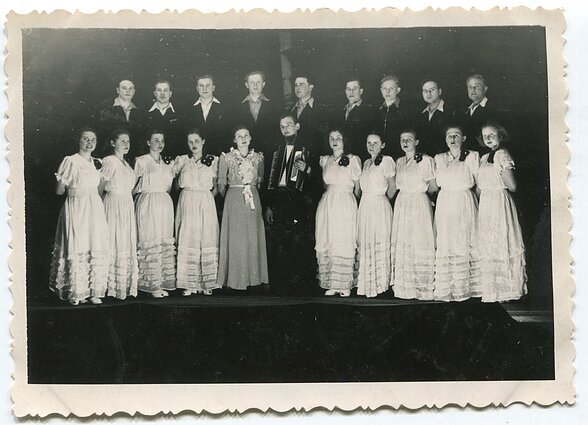 Scenoje dainuoja lietuvių tremtinių choras. Taišeto r., Irkutsko sr., 20 a. 6 deš.