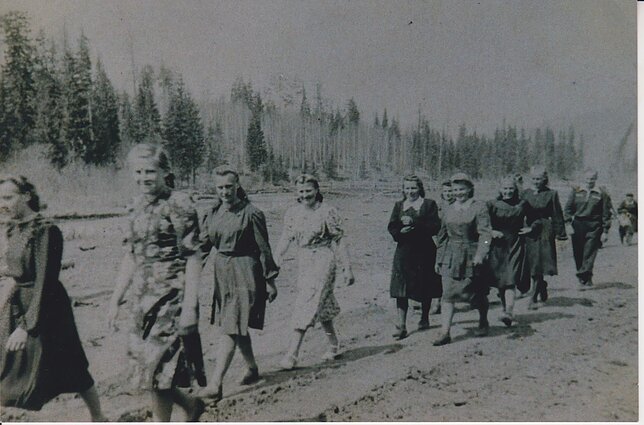 Tremtis. Sibiras. Krasnojarsko kraštas. Sekminės. Lietuviai tremtiniai eina į kapines.