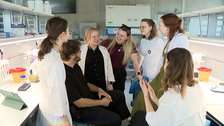 Bando mažinti klijų pramonės pėdsaką: Lietuvos studentai kuria bakterinius klijus