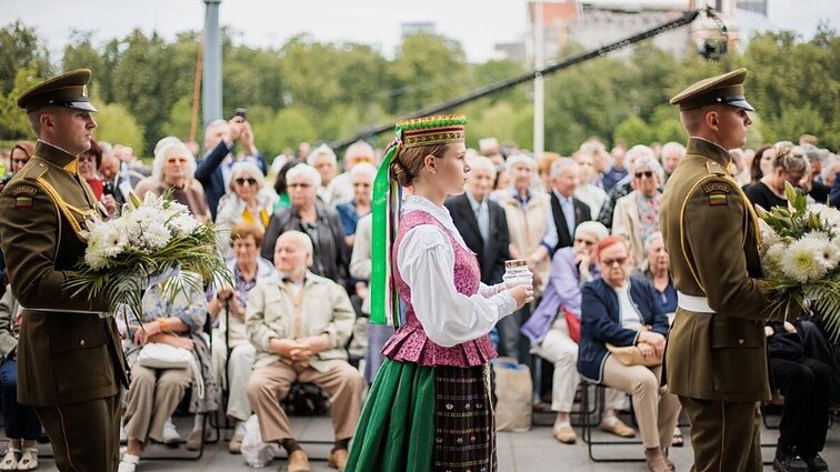 Gedulo ir vilties bei Okupacijos ir genocido dienų minėjimas. Gėlių padėjimo ceremonija