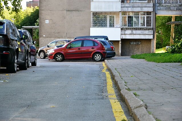 Kiemai pergrūsti, o aikštelės – tuščios: vilniečiai piktinasi mokamu parkavimu greta namų