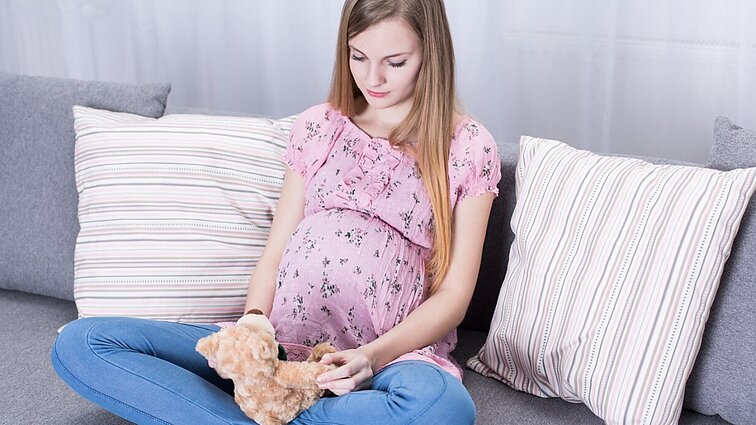 „Sužinos mama – užmuš“: nepilnamečių nėštumus lydinčios baimės ir (ne)draustinos santuokos