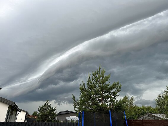 Perkūnijos, kruša, ir medžius verčiantis vėjas: įspėja apie smarkią šiandienos audrą