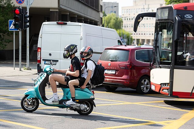 Siūlo keisti tvarką mopedų ir keturračių teisių išdavime: išduotų tik po praktinio egzamino