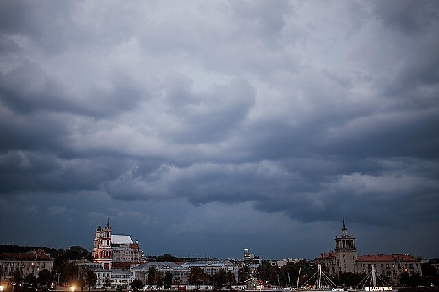 Žadėta audra trauktis neketina: sinoptikė įspėja – kamuoliniai debesys formuotis jau pradėjo