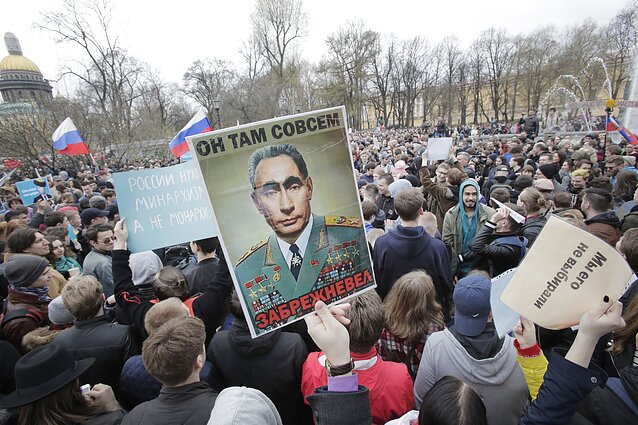 Proteste Rusijoje Vladimiras Putinas vaizduojamas kaip Leonidas Brežnevas