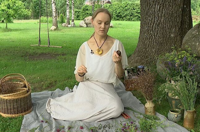 Rasa Kupolių vainikus pina naudodama siūlą