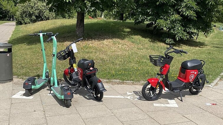 Vilniečiai piktinasi: mieste atsiradę elektriniai dviračiai užima paspirtukų vietas