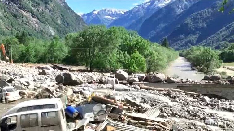Šveicarijos Alpėse – potvyniai atkirto kelis miestelius, nuošliaužos užgriuvo kelius