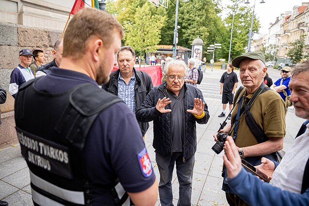 Vilniuje nuimama be leidimo pakabinta atminimo lenta Kaziui Škirpai Vilniuje nuimama be leidimo pakabinta atminimo lenta Kaziui Škirpai