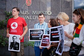 Protesters against the removal of the plaque to Kazys Škirpa