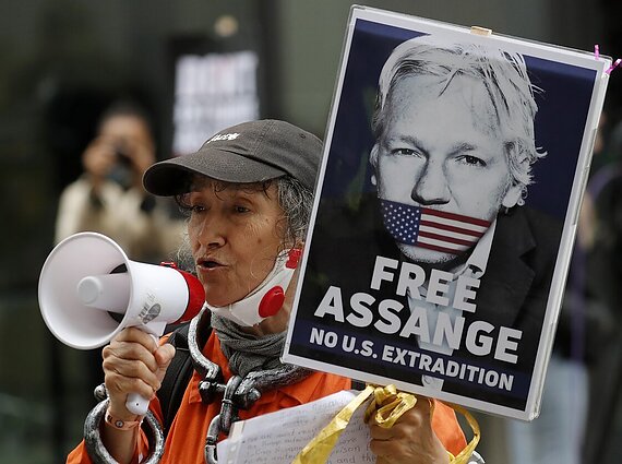 Po 14 metų teisinės odisėjos į laisvę paleistas „WikiLeaks“ įkūrėjas