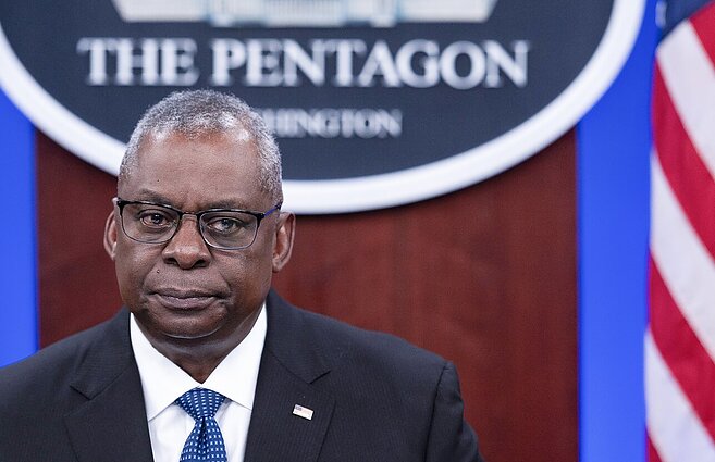 Pirmas skambutis per 1,5 metų: Pentagono vadovas kalbėjosi su Rusijos gynybos ministru