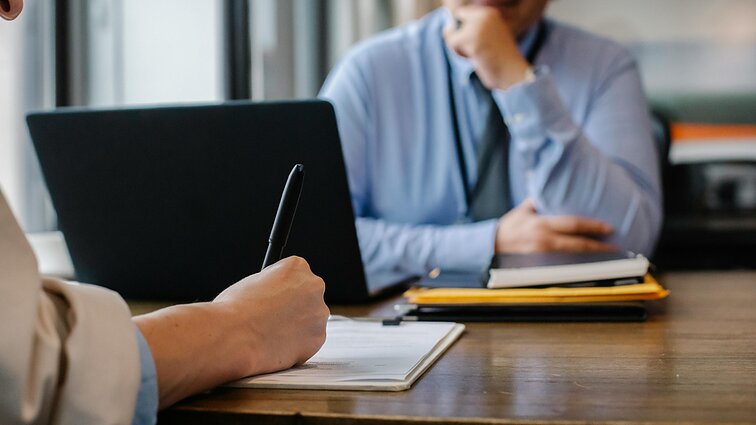 Negali klausti ne tik šeiminės padėties, bet ir amžiaus: diskriminacija darbo pokalbiuose