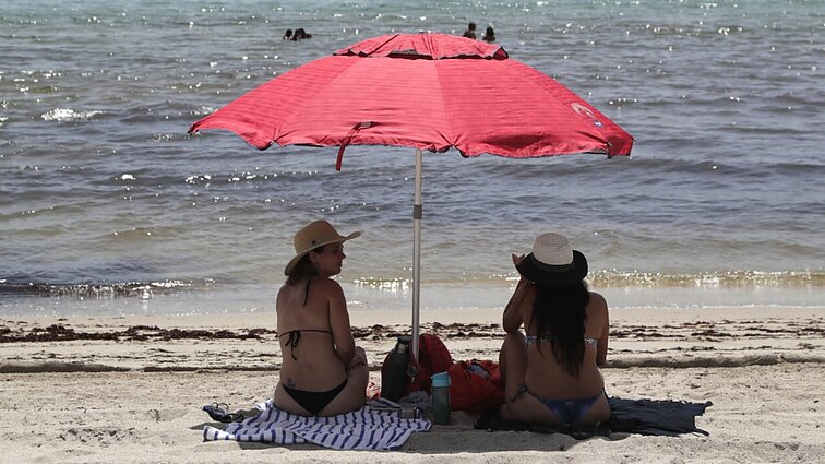 Lietuvą užplūdus karščiams, minios poilsiautojų atgaivos ieško šalies pajūryje